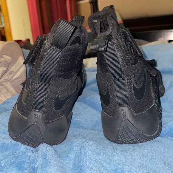 Athletic_Shoes